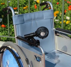 【TDL】ディズニーランドで公式に貸し出している車椅子の使い方と暑さ対策・熱中症対策。ウェアラブル着用扇風機「抱っこファン」を車いすに着ける方法。