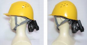 ヘルメットに扇風機「抱っこファン」を取り付けた様子