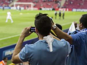 スポーツ観戦で使えるえりかけ扇風機 BodyFan は服の襟に携帯扇風機をかけて服の中へ送風できる熱中症対策研究所の特許技術です
