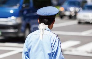 交通誘導・警備業で使えるえりかけ扇風機 BodyFan は服の襟に携帯扇風機をかけて服の中へ送風できる熱中症対策研究所の特許技術です