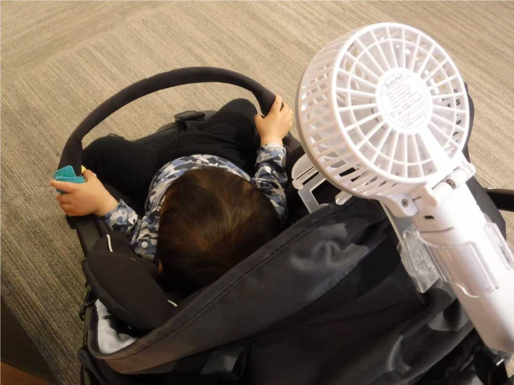 えりかけ扇風機 BodyFan はベビーカーのフードに携帯扇風機を付けて子供の頭上から涼しい風を送風できる熱中症対策研究所の特許技術です