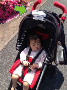 えりかけ扇風機 BodyFan はベビーカーのフードに携帯扇風機を付けて子供の頭上から涼しい風を送風できる熱中症対策研究所の特許技術です