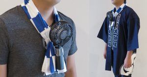 小江戸川越ファンは首に掛けた濡らした手拭いに風を当てて気化熱の冷却効果で体を冷やすことができます