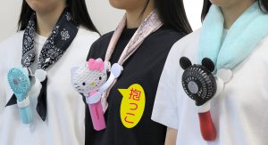 ディズニー ミッキーマウス ハローキティ のハンディファンにタオルやスカーフと取り付けて 首もと冷却 タオルファン 抱っこホルダー