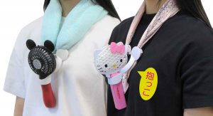 ディズニー ミッキーマウス ハローキティ のハンディファンにタオルやスカーフと取り付けて 首もと冷却 タオルファン 抱っこホルダー
