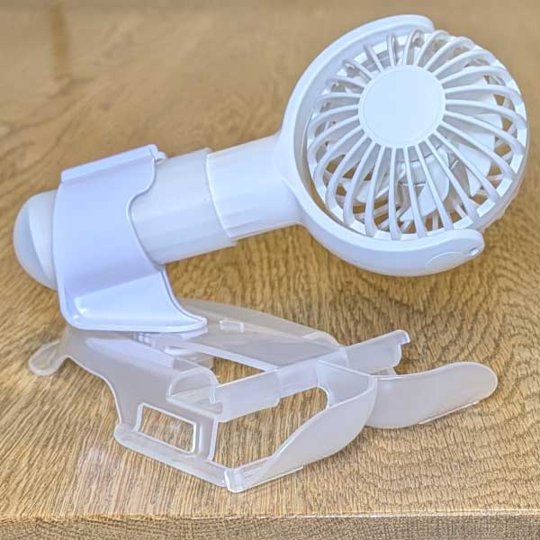 エアシャツ扇風機は卓上でも使用できることを示す写真