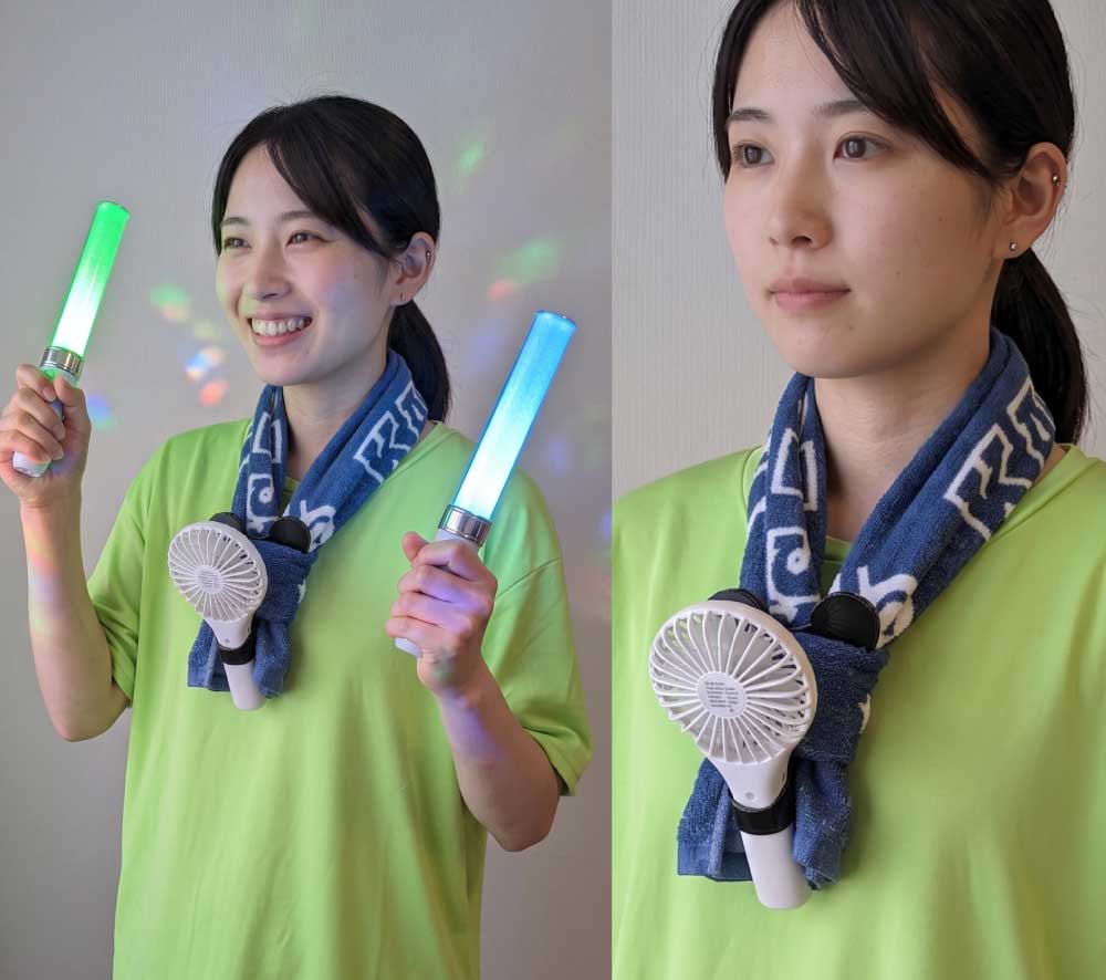 夏フェスを楽しむ女性が首にかけたタオルにハンディファンを取り付けて両手が自由に使えて楽しんでいる様子