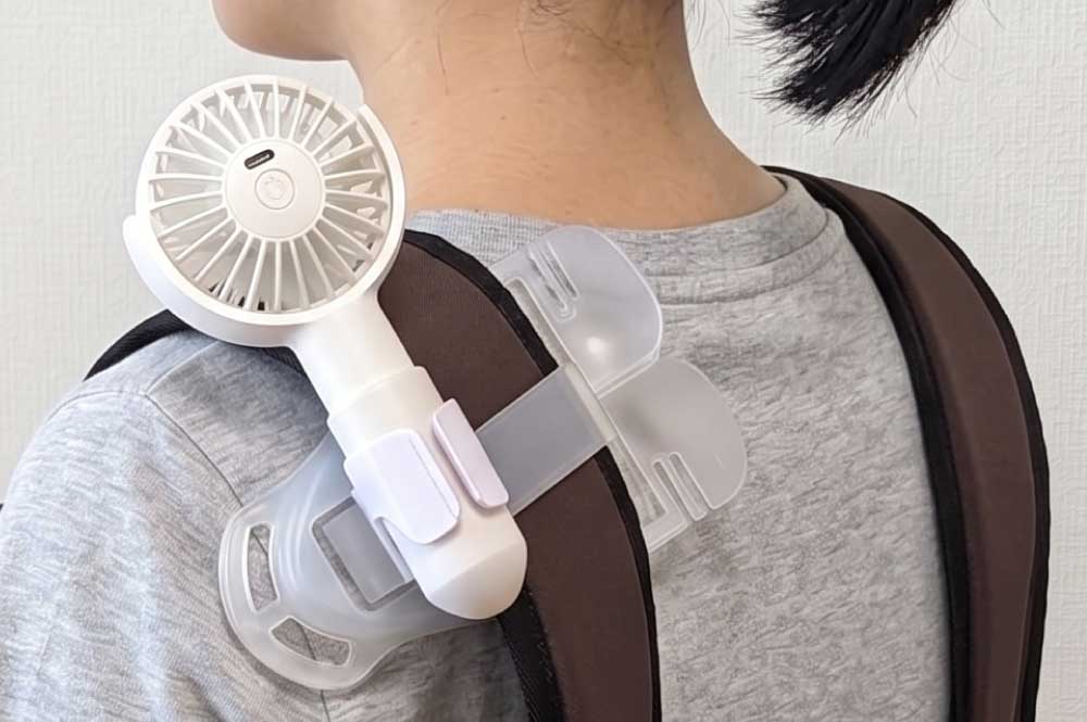 抱っこ紐のベルトに扇風機を着けた様子